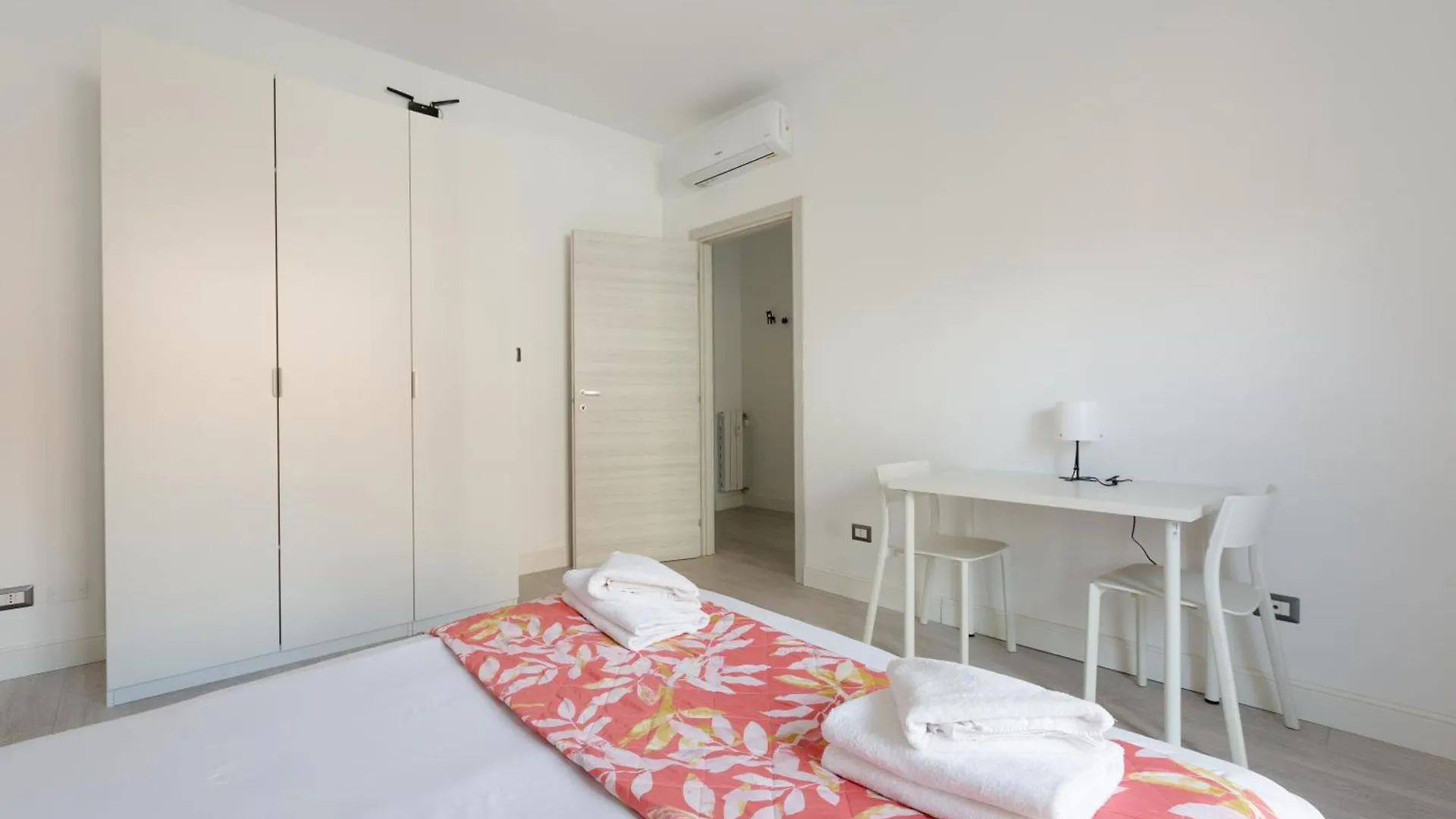 Milan-Corso Lodi Cosy Apartment With Small Terrace 0*, Milan Italy